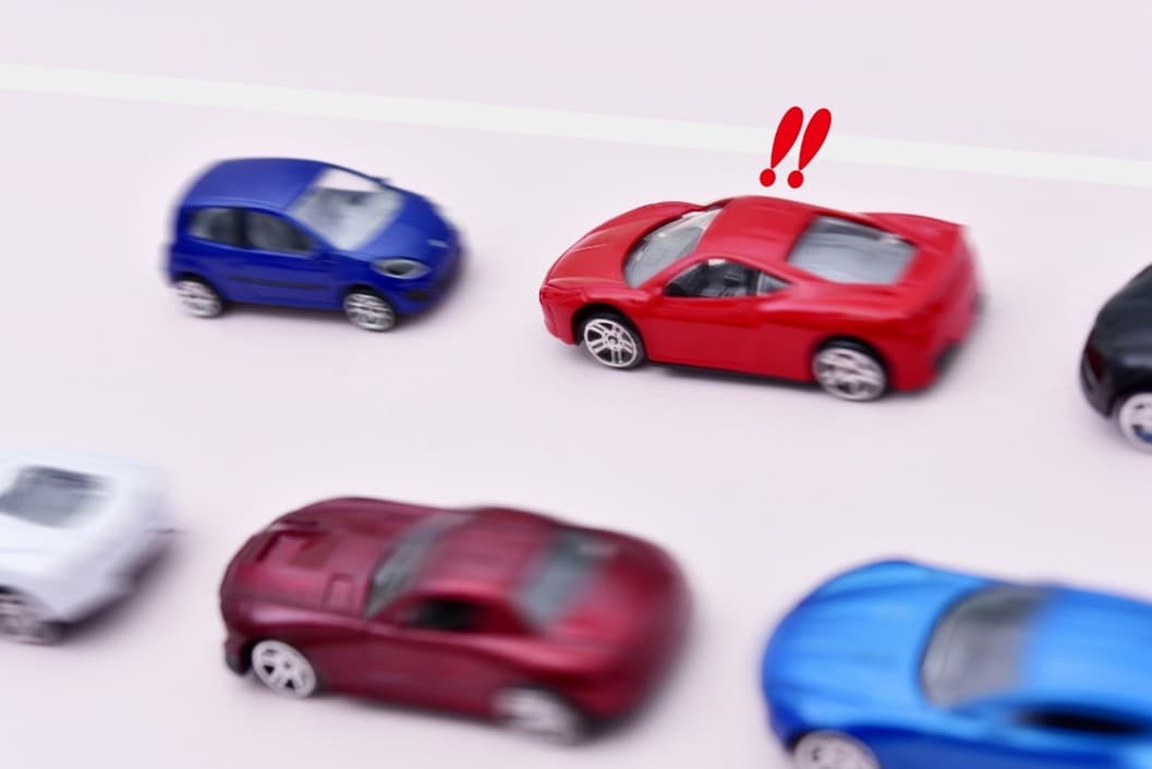 日本街道上的交通標誌和汽車