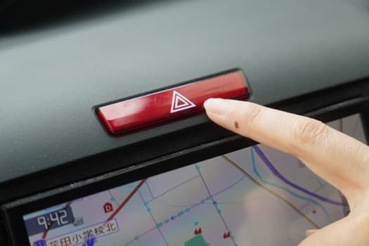 日本街道上的交通標誌和汽車