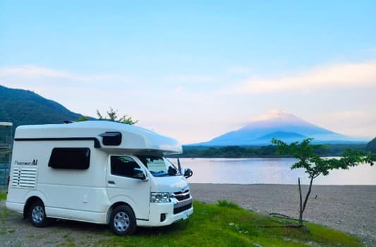 日本街道上的交通標誌和汽車