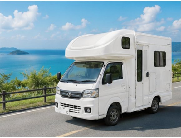 海沿いを走る軽キャンピングカー